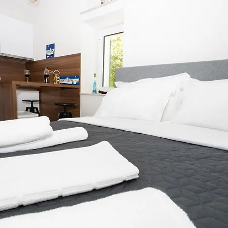 APARTMENT LORY- BRAND NEW ,ON SEA PROMENADE,BEACHFRONT,GARAGE,WiFi,TERRACE OVERLOOKING SEA Baška Voda