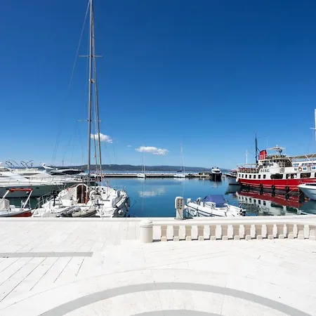 APARTMENT LORY- BRAND NEW ,ON SEA PROMENADE,BEACHFRONT,GARAGE,WiFi,TERRACE OVERLOOKING SEA Apartment Baška Voda