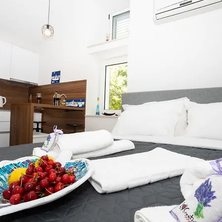 APARTMENT LORY- BRAND NEW ,ON SEA PROMENADE,BEACHFRONT,GARAGE,WiFi,TERRACE OVERLOOKING SEA Apartment *