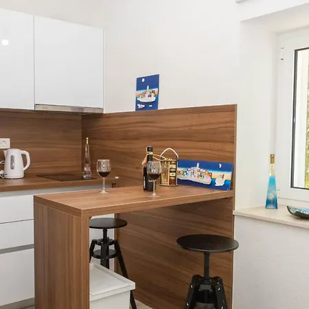 APARTMENT LORY- BRAND NEW ,ON SEA PROMENADE,BEACHFRONT,GARAGE,WiFi,TERRACE OVERLOOKING SEA *