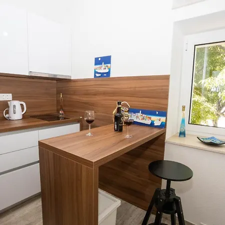 APARTMENT LORY- BRAND NEW ,ON SEA PROMENADE,BEACHFRONT,GARAGE,WiFi,TERRACE OVERLOOKING SEA