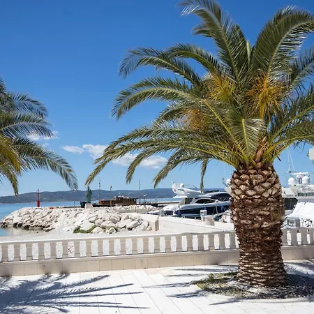 APARTMENT LORY- BRAND NEW ,ON SEA PROMENADE,BEACHFRONT,GARAGE,WiFi,TERRACE OVERLOOKING SEA * Baška Voda