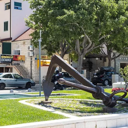 APARTMENT LORY- BRAND NEW ,ON SEA PROMENADE,BEACHFRONT,GARAGE,WiFi,TERRACE OVERLOOKING SEA