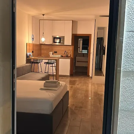 APARTMENT LORY- BRAND NEW ,ON SEA PROMENADE,BEACHFRONT,GARAGE,WiFi,TERRACE OVERLOOKING SEA *