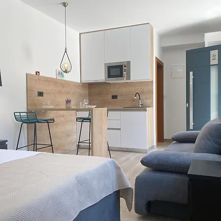 APARTMENT LORY- BRAND NEW ,ON SEA PROMENADE,BEACHFRONT,GARAGE,WiFi,TERRACE OVERLOOKING SEA * Baška Voda